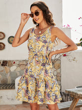 Ärmelloses Kleid mit Blumenmuster, U-Ausschnitt und mehreren Lagen